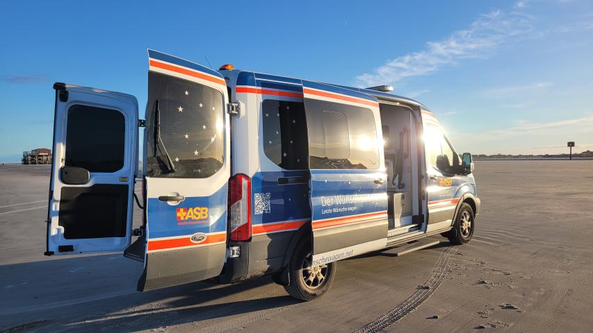 Der Kieler Wünschewagen am Strand von St. Peter-Ording